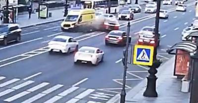 В центре Петербурга BMW выехал на встречку и врезался в машину скорой