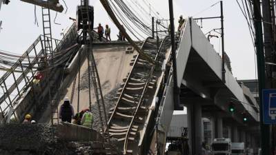 В Мехико ликвидировали завалы после обрушения метромоста