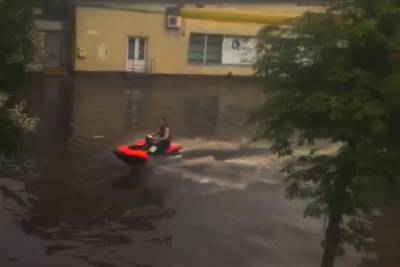 Житомир затопил ливень: люди плавали на водном мотоцикле и надувном матрасе
