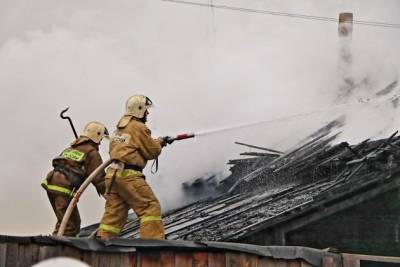 Пожарные предотвратили взрыв пяти газовых баллонов на пожаре в Нерчинско-Заводском районе
