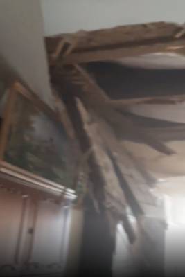 «Спали и услышали сильный грохот»: в квартире в центре Кемерова обрушился потолок