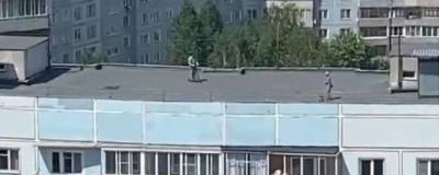 В Краснообске на крыше многоэтажки катались на электросамокате