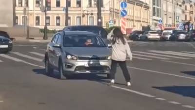 В Санкт-Петербурге девушка бросалась под колеса автомобилей — видео