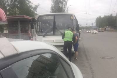 В Петрозаводске водителя маршрутки, разговаривающего по телефону, оштрафовали