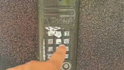 Рекламщики заклеили домофон в Тюменской многоэтажке