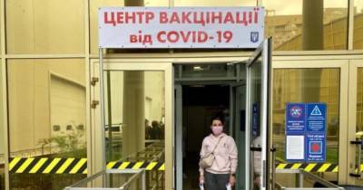 За выходные в киевском центре вакцинации прививки от COVID-19 получили почти 3,5 тыс. человек