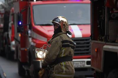 Крупный пожар на складе тушили в Буграх в воскресенье