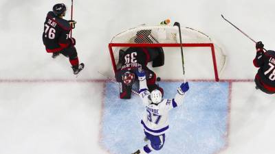 «Тампа» повела в серии второго раунда плей-офф НХЛ с «Каролиной», у Кучерова — ассист