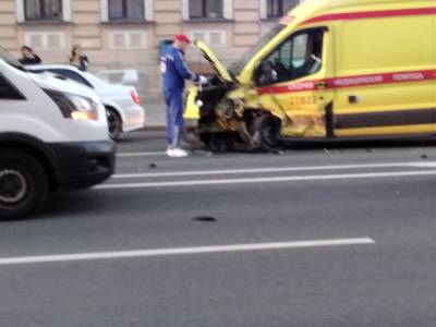Фельдшер пострадал в ДТП на Невском проспекте — фото и видео