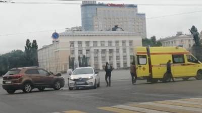 На главной площади в центре Воронежа произошло ДТП с такси