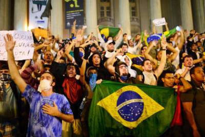 Бразильцы потребовали отставки президента из-за коронавируса