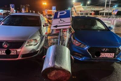 На парковке ТРЦ «Премьер» в Рязани дорожный знак упал на автомобили