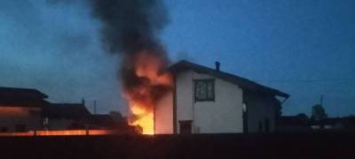 Больше полутора часов тушили пожарные загоревшийся жилой дом под Петрозаводском (ФОТО)