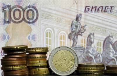 Аналитики: как поведет себя рубль этим летом?