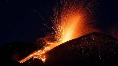 Полыхающее озеро лавы: На Сицилии вновь активизировался стратовулкан Этна