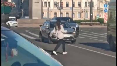 Молодая девушка бросалась под колеса машин в центре Петербурга