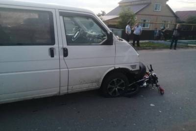 22-летний водитель мопеда погиб после столкновения с микроавтобусом в Чувашии