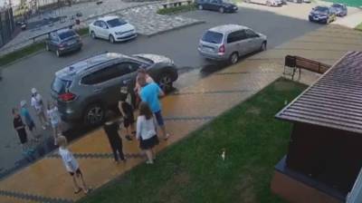 Появилось видео потасовки между школьником и семейной парой в Воронеже
