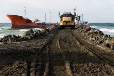 Прокуратура потребовала очистить акватории портов Сахалина от затонувших судов