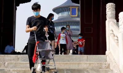 Власти Китая разрешили семьям заводить трех детей