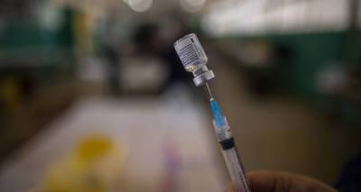 Привитых от COVID-19 в Латвии все больше, в страну привезли еще вакцин