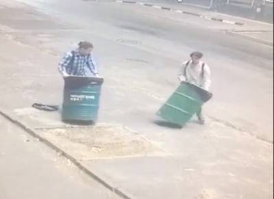 Укравшие 2 мусорных контейнера из-под носа полиции ростовчане попали на видео