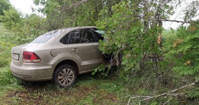 Volkswagen Polo врезался в дерево на трассе под Липецком