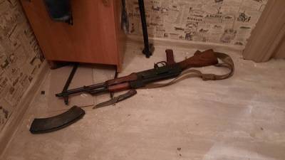 В квартире стрелка, ранившего двух человек в Екатеринбурге, изъяли три вида оружия
