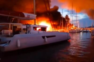 Из-за масштабного пожара в Хорватии сгорели десятки судов, среди них - элитные яхты