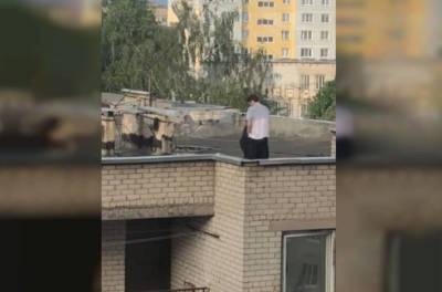 Пара занялась оральным сексом на крыше многоэтажки