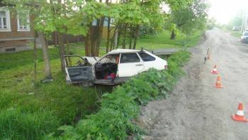 16-летний водитель ВАЗа в Белозерске врезался в дерево и бросил раненного друга в машине