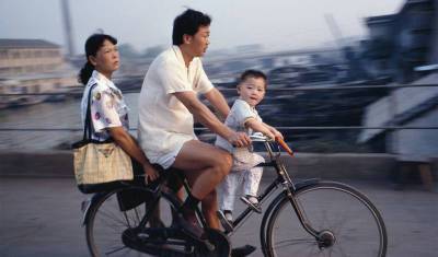 Китайские власти позволили семьям иметь трех детей