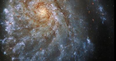 Искривленная галактика. Астрономы обнаружили одну из самых странных галактик во Вселенной