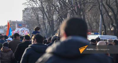 "Более 200 тел тайно хранилось в холодильниках": родные военных перекрыли улицу в Ереване