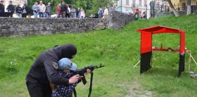 Правосеки учат детей «стрелять по Кремлю»