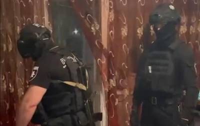 В Кременчуге полицейских обстреляли из окна многоэтажки
