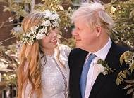 Кружево ручной работы и цветы в волосах: рассматриваем образ невесты Бориса Джонсона на их тайной свадьбе