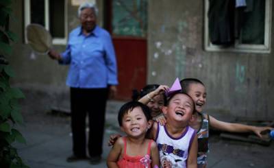 В Китае решают проблему старения населения: семьям разрешили третьего ребенка