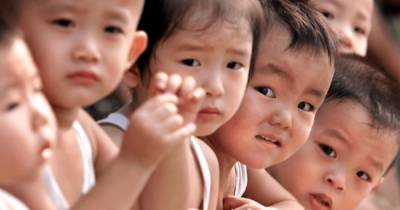 "Для улучшения демографической ситуации": семьям в Китае разрешили заводить по трое детей
