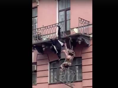 Петербуржцы, упавшие с балкона во время ссоры, находятся в тяжелом состоянии