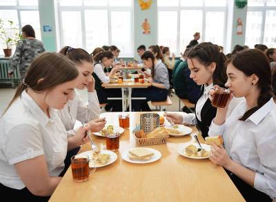 Путин поручил дать родительскими комитетами контроль над школьным питанием