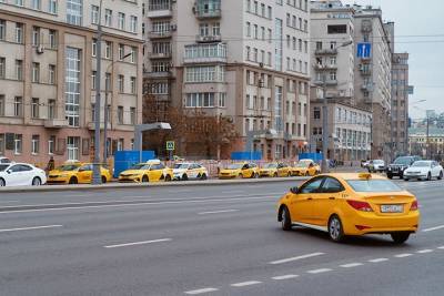Водитель такси похитил у девушки сумку с косметикой на 10 тысяч рублей