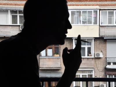 Роспотребнадзор предупредил о повышенном риске заражения COVID-19 у курильщиков