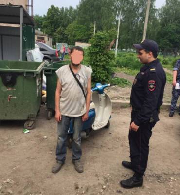 В Рязани мужчины пытались украсть скутер из подъезда дома