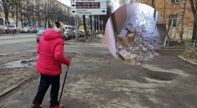 «Ждут, когда прибьет»: в Ярославле в доме обрушился потолок