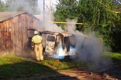 Автомобиль УАЗ сгорел в утреннем пожаре в Алатыре