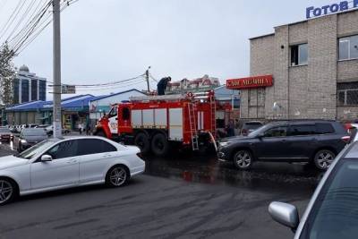 Пожарные потушили горящий торговый павильон около ТЦ «Ся Ян» в Чите