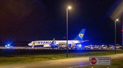 Польская полиция расследует сообщение о бомбе на борту летевшего в Краков самолета Ryanair