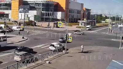На Индустриальном проспекте произошло ДТП с участием трёх машин и светофора - piter.tv - Санкт-Петербург - район Красногвардейский, Санкт-Петербург