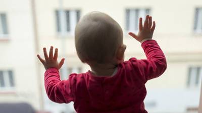 В Севастополе ребенок выпал из окна: СК проводит проверку